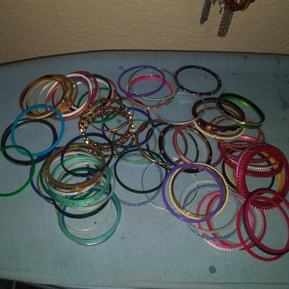 (SOLD) WOW!!!! 100+ Multi-Colorful Bangles - Picture 2 of 8